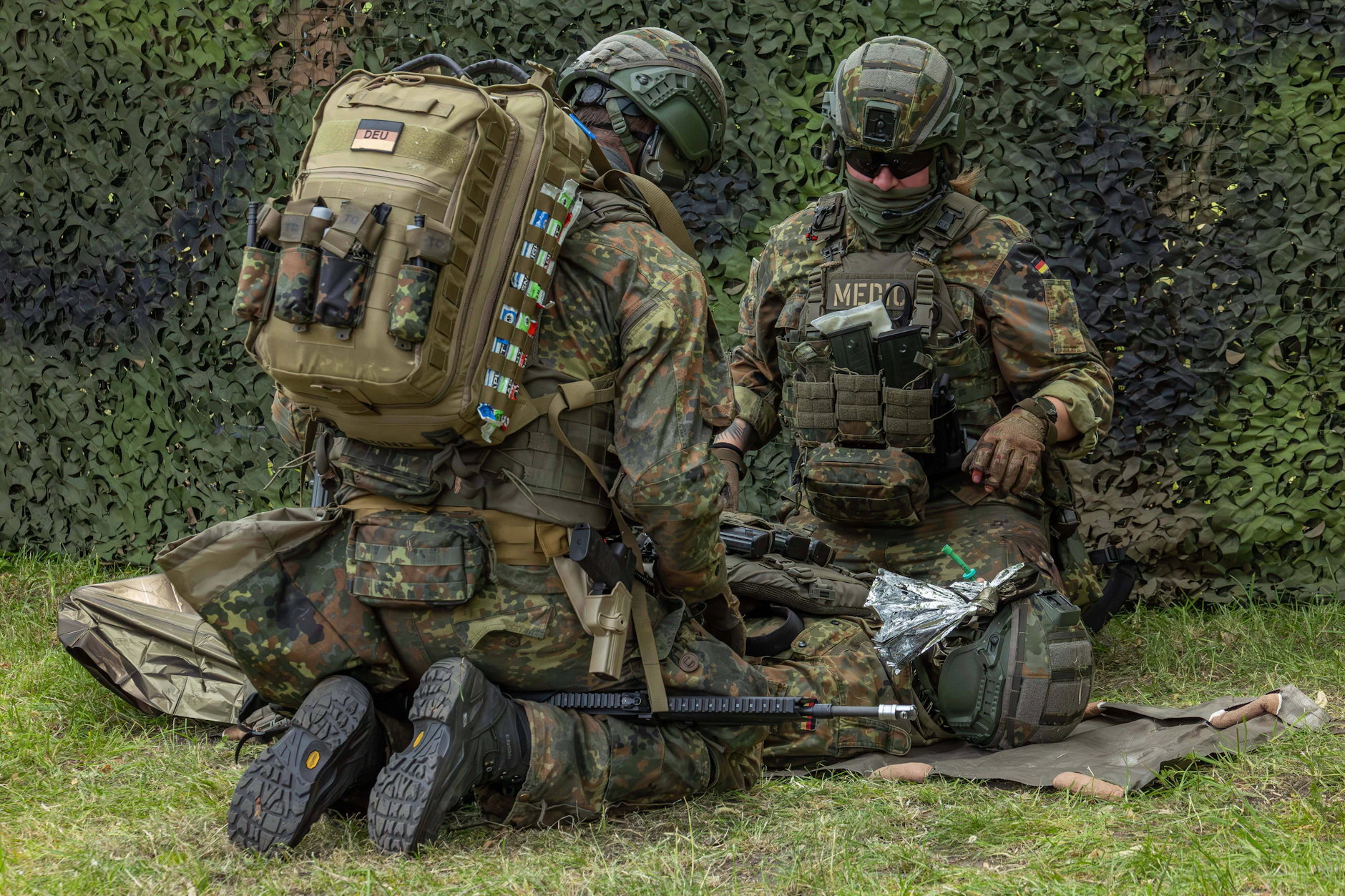 Interessanter Job? Sanitätskräfte der Bundeswehr versorgen beim Tag der Bundeswehr im Juni 2026 in Weißenfels einen simulierten Verwundeten.