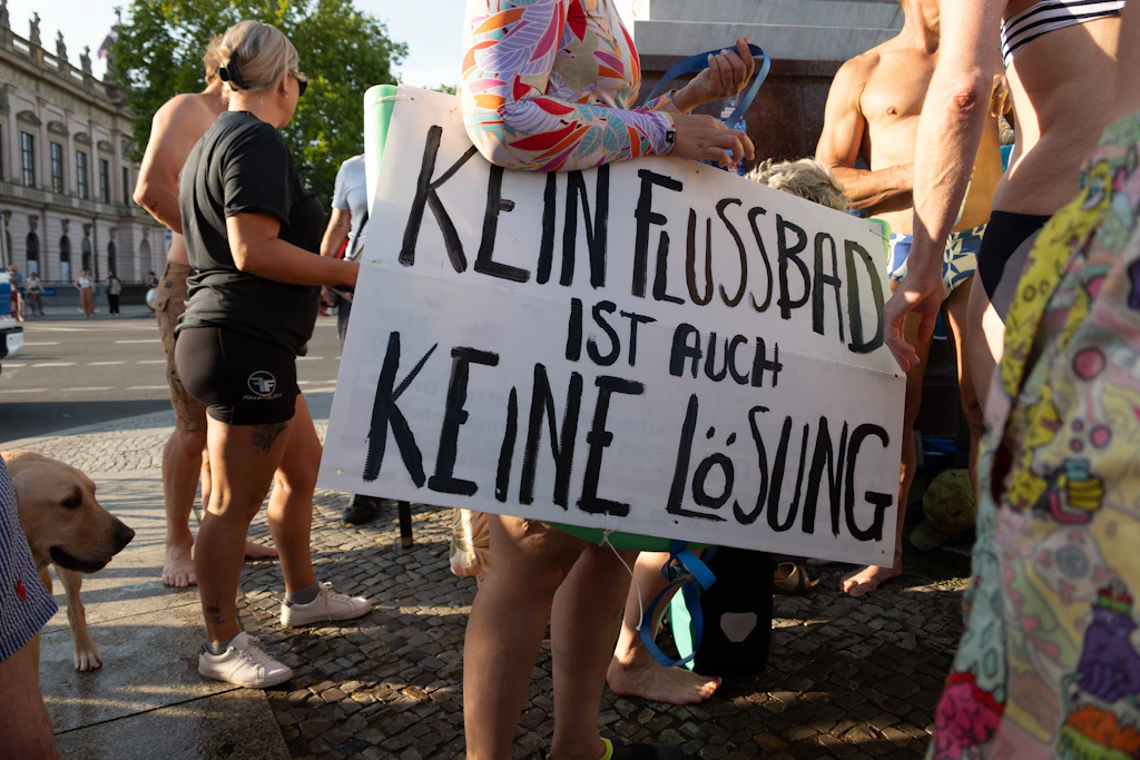 Es wird nicht nur gebadet, auch demonstriert: Die Teilnehmerinnen und Teilnehmer im letzten Jahr haben eine klare Meinung zum Flussbad.