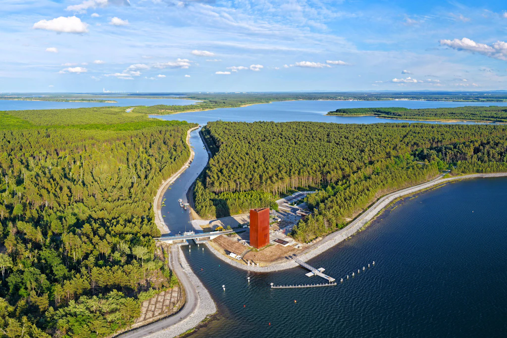 Das Lausitzer Seenland mit Aussichtsturm Landmarke Rostiger Nagel und Sornoer Kanal.