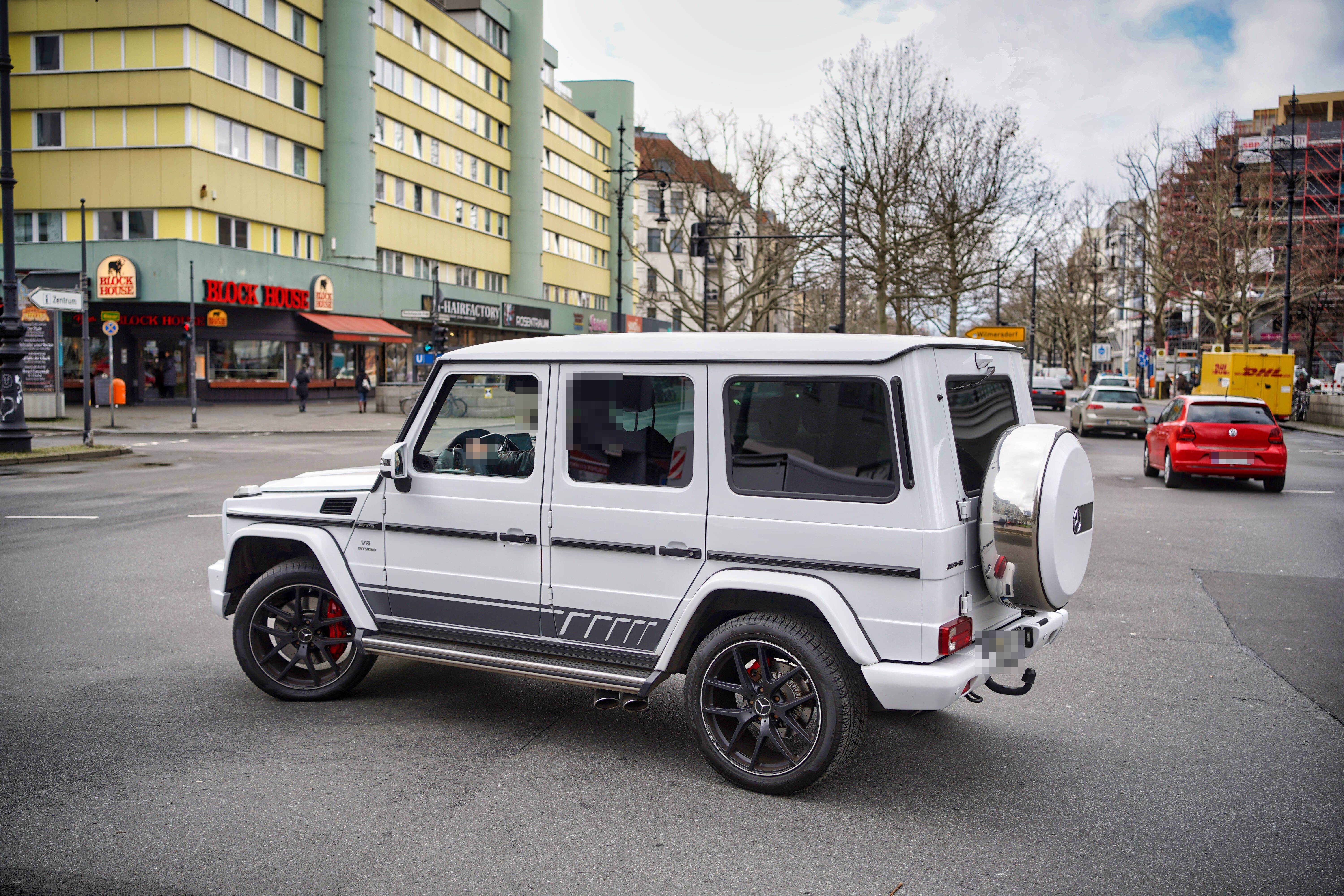Klima-Gruppe legt in der Nacht 20 SUVs allein in Charlottenburg lahm – das wird teuer