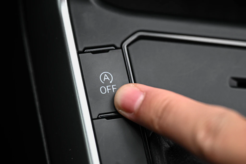 Dieser Knopf ist in bestimmten Autos zu finden: So kann man die Start-Stopp-Automatik manuell ausstellen.