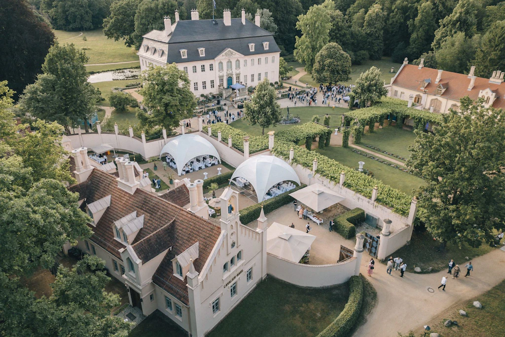 Das Cavalierhaus liegt mitten im Fürst-Pückler-Park Branitz in Cottbus, nur wenige Meter vom Schloss Branitz entfernt.