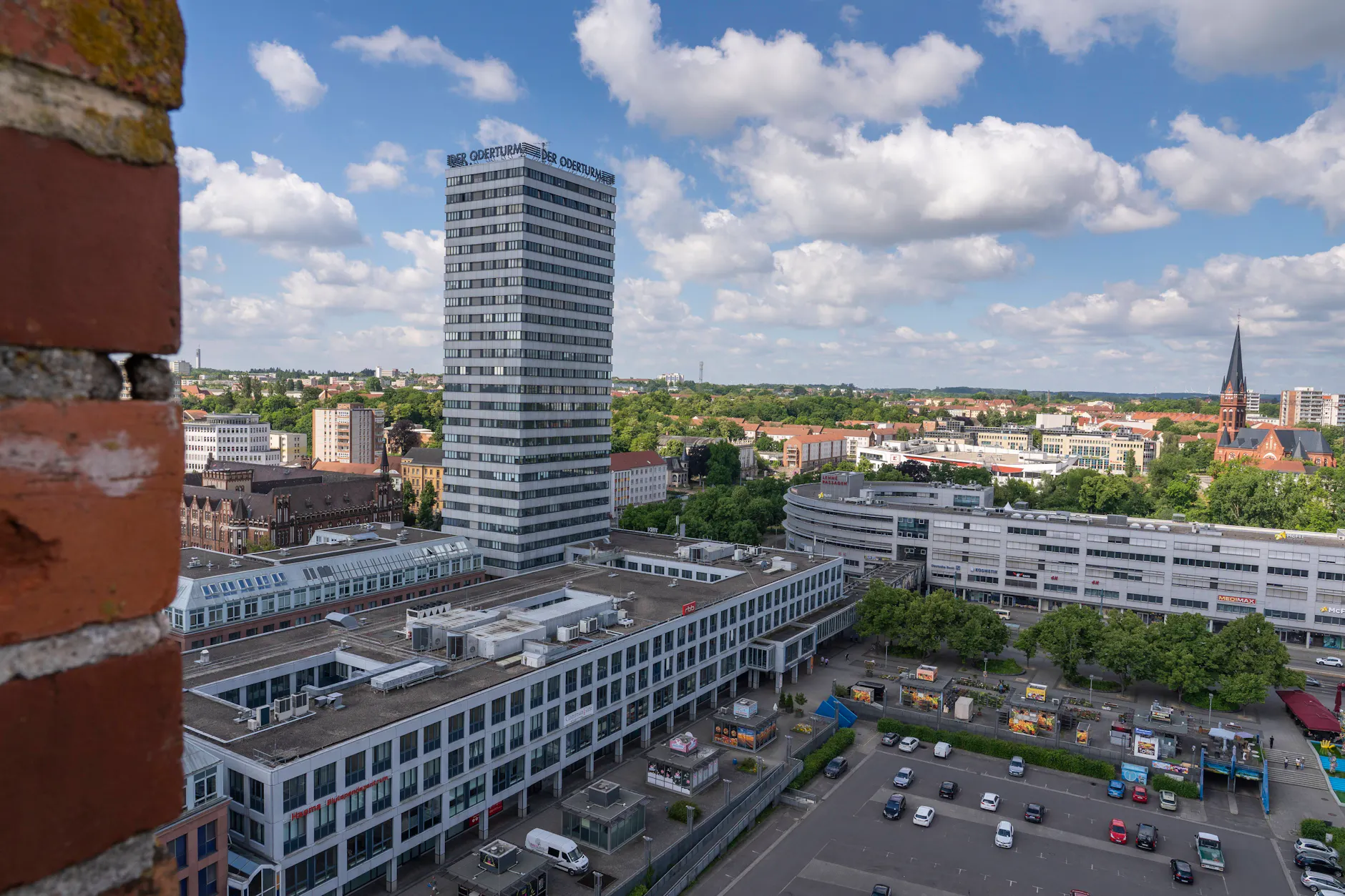 Das Hochhaus Oderturm im Zentrum von Frankfurt (Oder). In der Grenzstadt übernachten immer mehr Gäste.