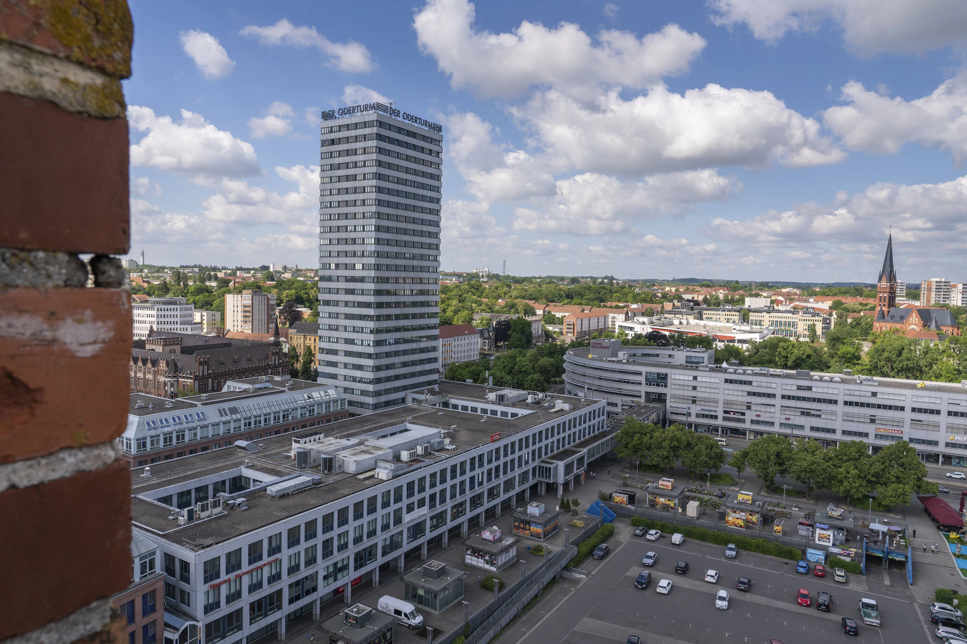 Das Hochhaus Oderturm im Zentrum von Frankfurt (Oder). In der Grenzstadt übernachten immer mehr Gäste.