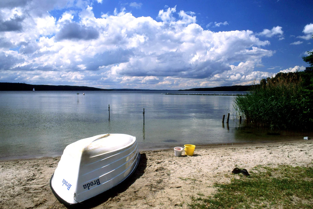 Tollensesee bei Neubrandenburg im Norden des Ostens: Dort spielt der Roman 1979. Wirklich wichtig sind auch die „Wolkenherden“ über Mecklenburg.