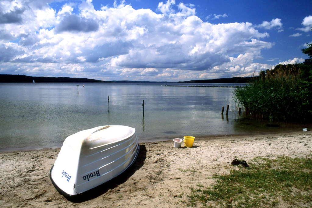 Tollensesee bei Neubrandenburg im Norden des Ostens: Dort spielt der Roman 1979. Wirklich wichtig sind auch die „Wolkenherden“ über Mecklenburg.