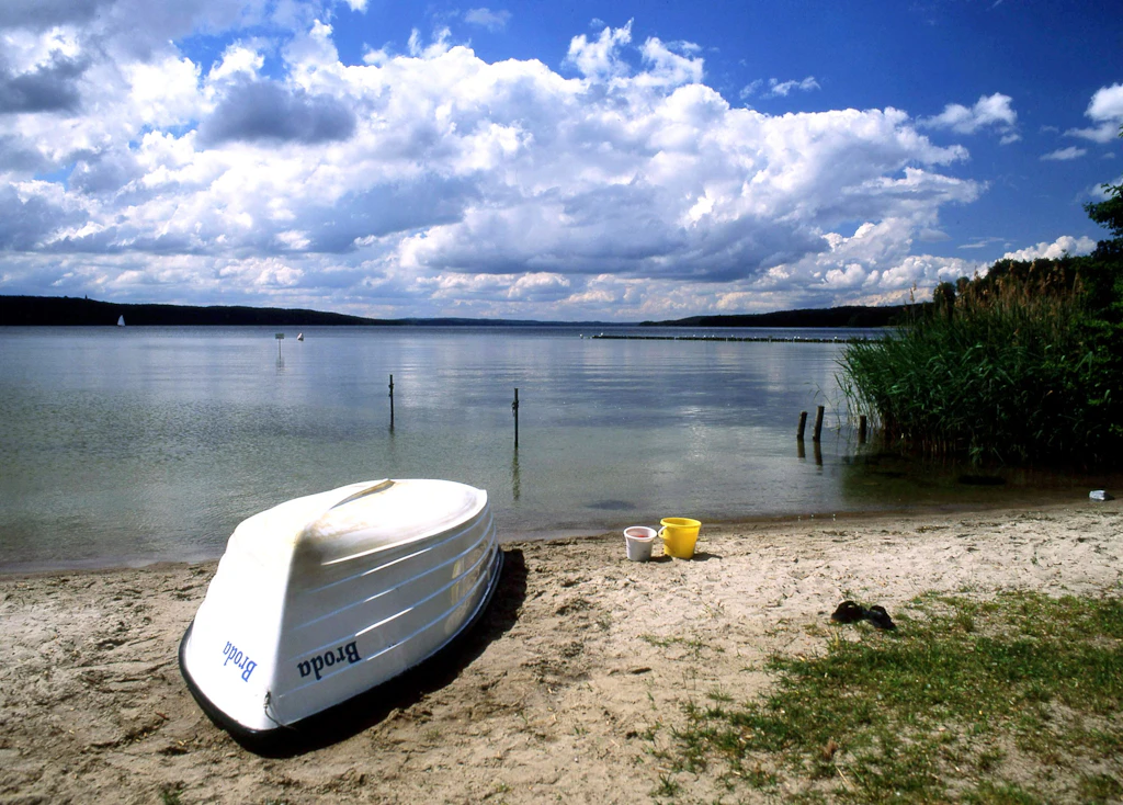 Ost-Roman „Das Wasser im August“: Von der fehlenden Leichtigkeit in schweren Zeiten