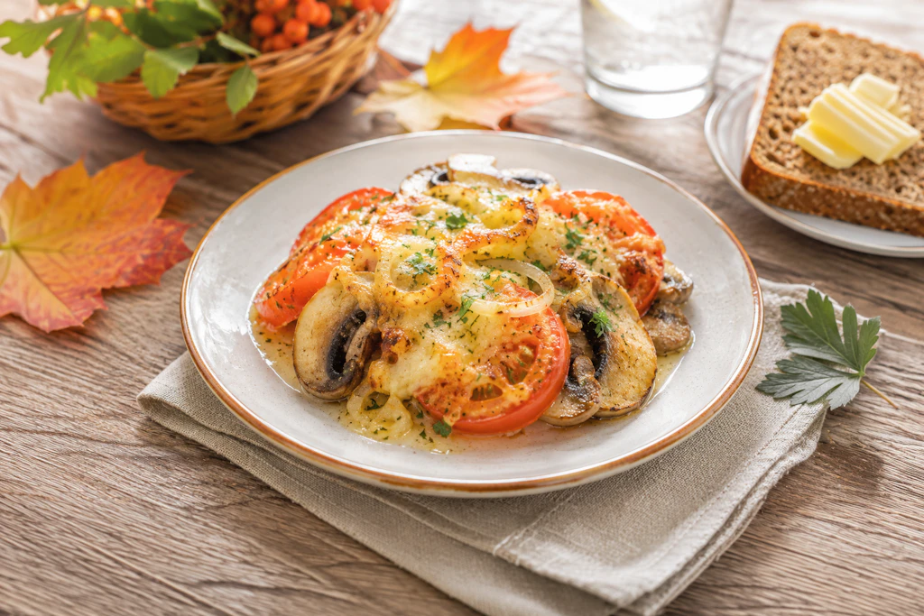 Die Försterpfanne aus dem Ofen mit Pilzen, Tomaten und einer knusprigen Schicht Käse ist das perfekte Abendbrot für die ersten etwas kühleren Herbsttage.