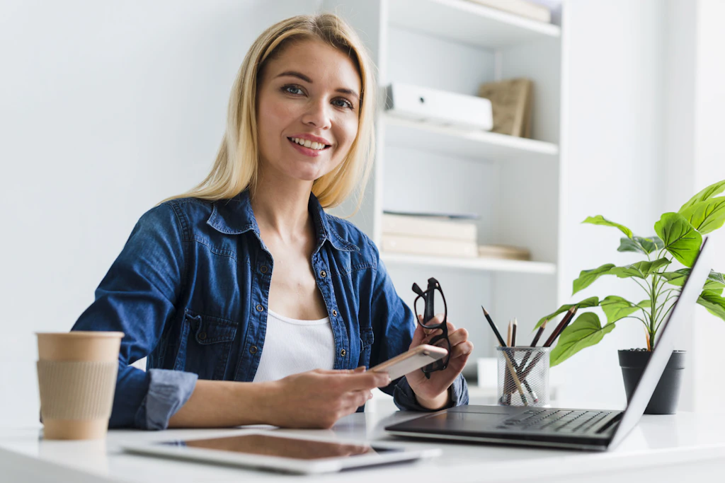 Mit Kaffee, Smartphone und Laptop beginnt für viele der ganz normale Montagsmodus. Entscheidend ist heute, sich nicht gleich von allem gleichzeitig treiben zu lassen.