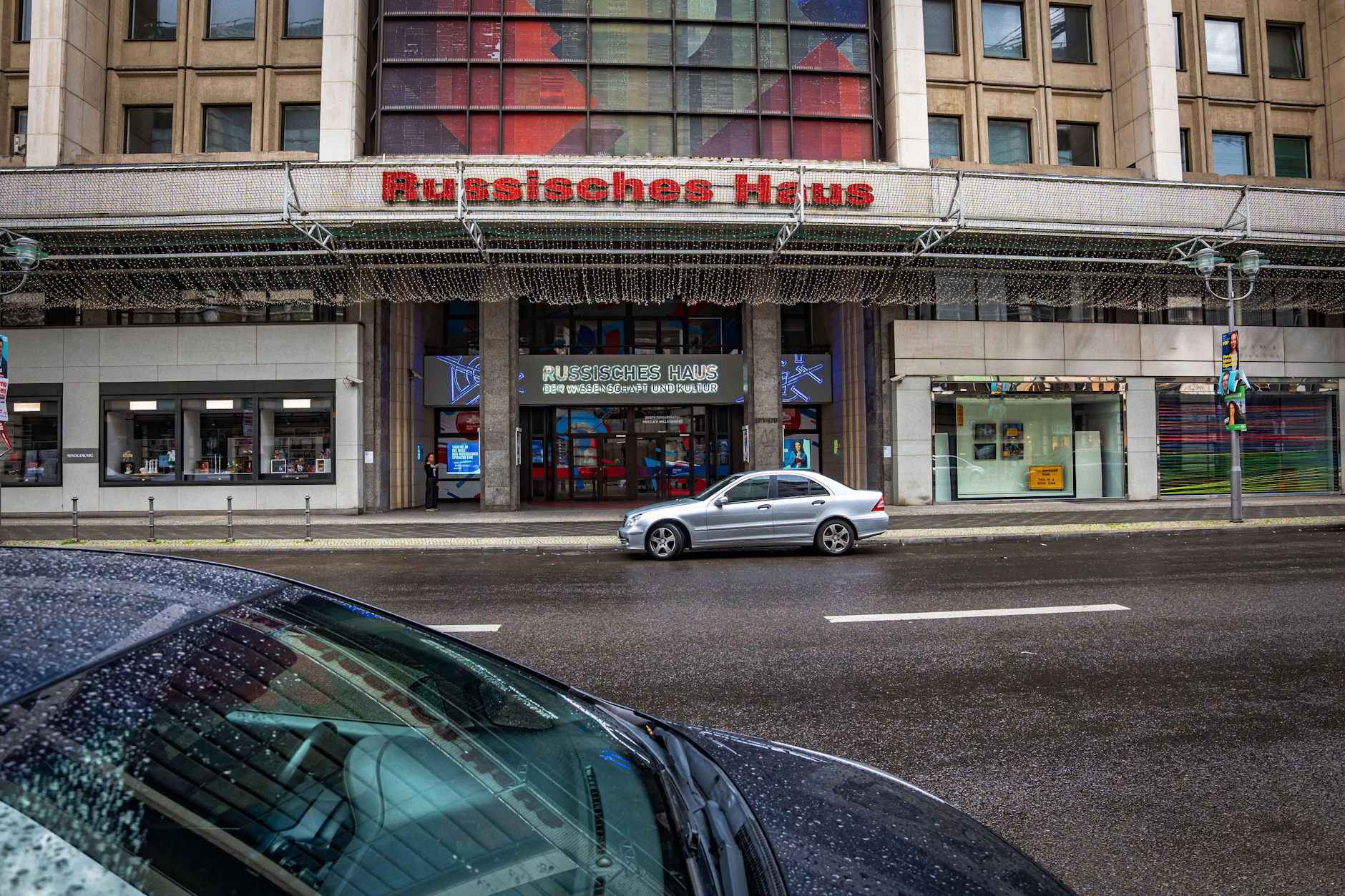 Das Russische Hausan der Friedrichstraße. In direkter Nachbarschaft ist jetzt ein Bundesministerium gezogen.