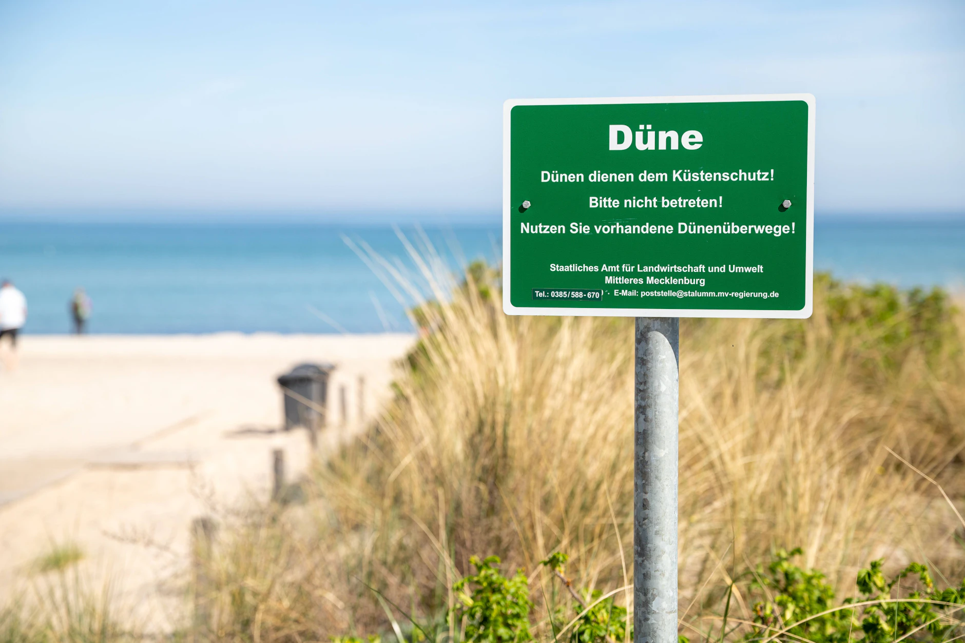 Das Betreten der Dünen an der Ostsee ist verboten, denn sie dienen dem Küstenschutz. An vielen Stellen wird deshalb mit Hinweisschildern darauf hingewiesen.