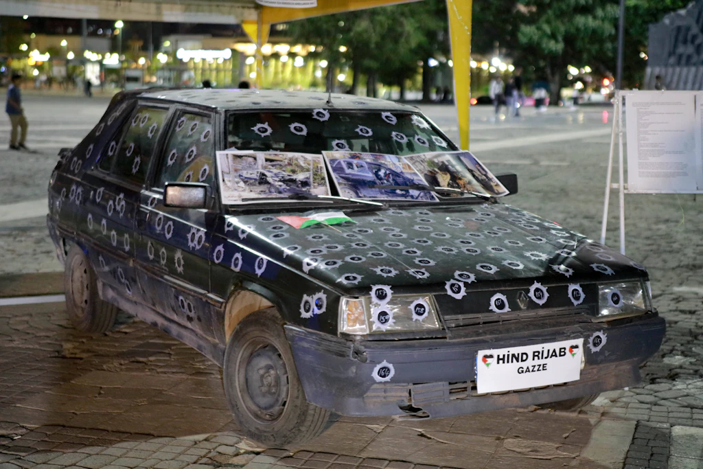 Eine Installation in Gaziantep erinnert an das beschossene Auto, in dem Hind Rajab starb.