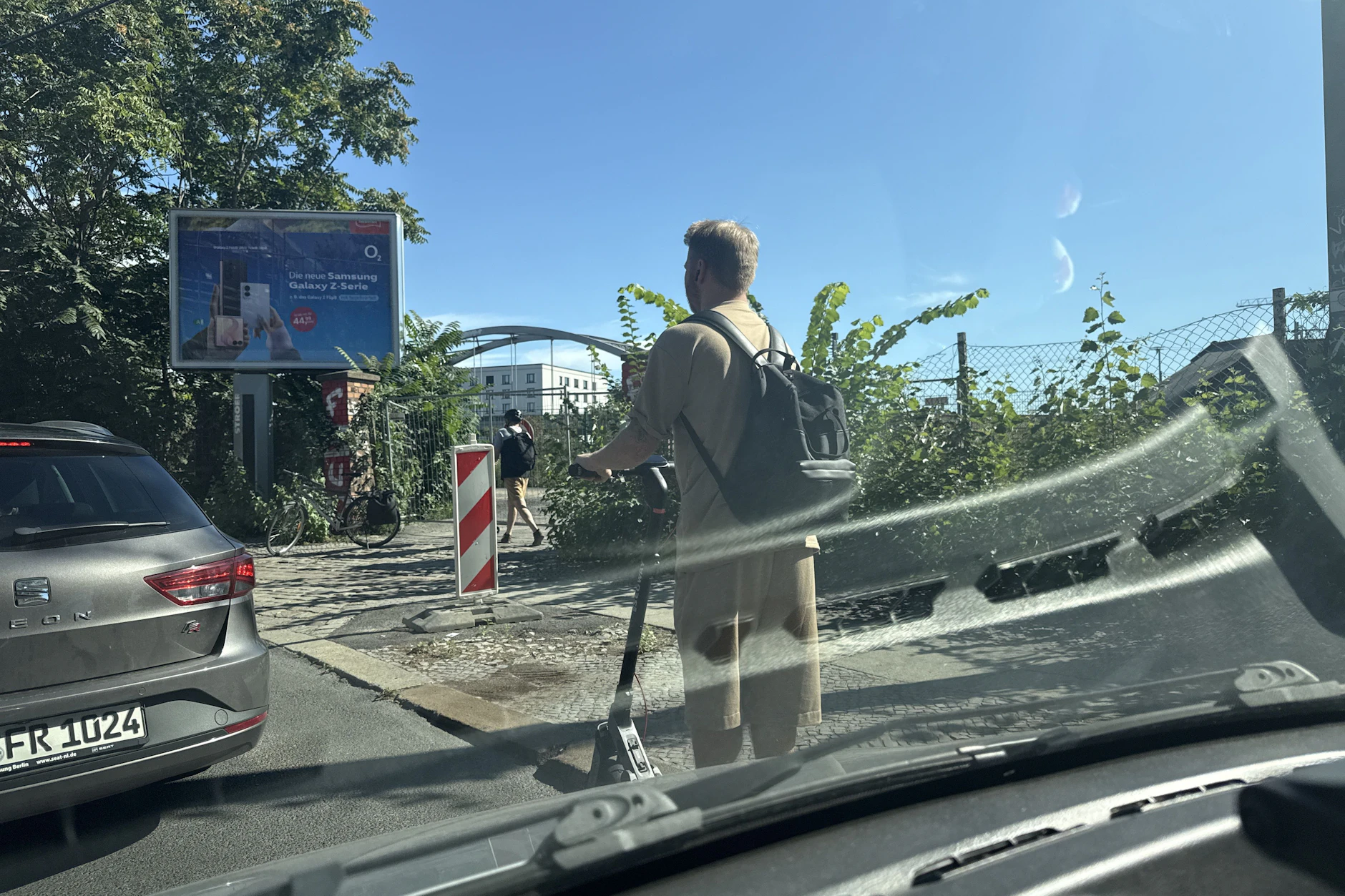 Es geht von Friedrichshain bis Lichtenberg: E-Scooter-Fahrer fahren auch gerne viel zu eng an Autos vorbei.