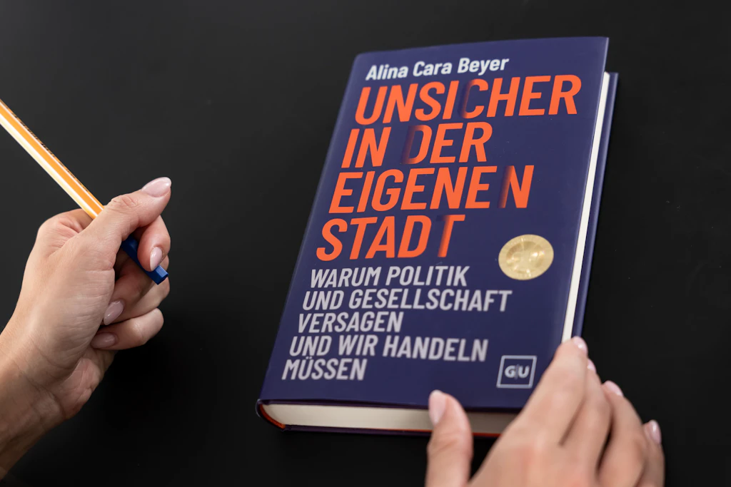 Persönliche Erfahrungen, Zahlen und Recherchen: In ihrem Buch geht Alina Cara Beyer der Frage nach, warum sich Menschen in deutschen Städten zunehmend unsicher fühlen.