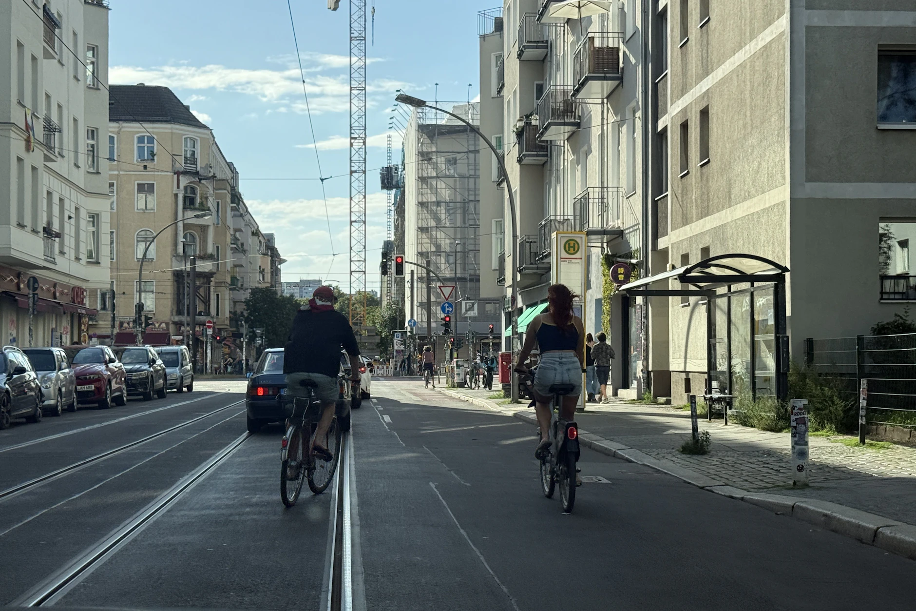 Hier fahren zwei Fahrradfahrer nebeneinander und lassen den Autofahrern keinen Platz mehr.