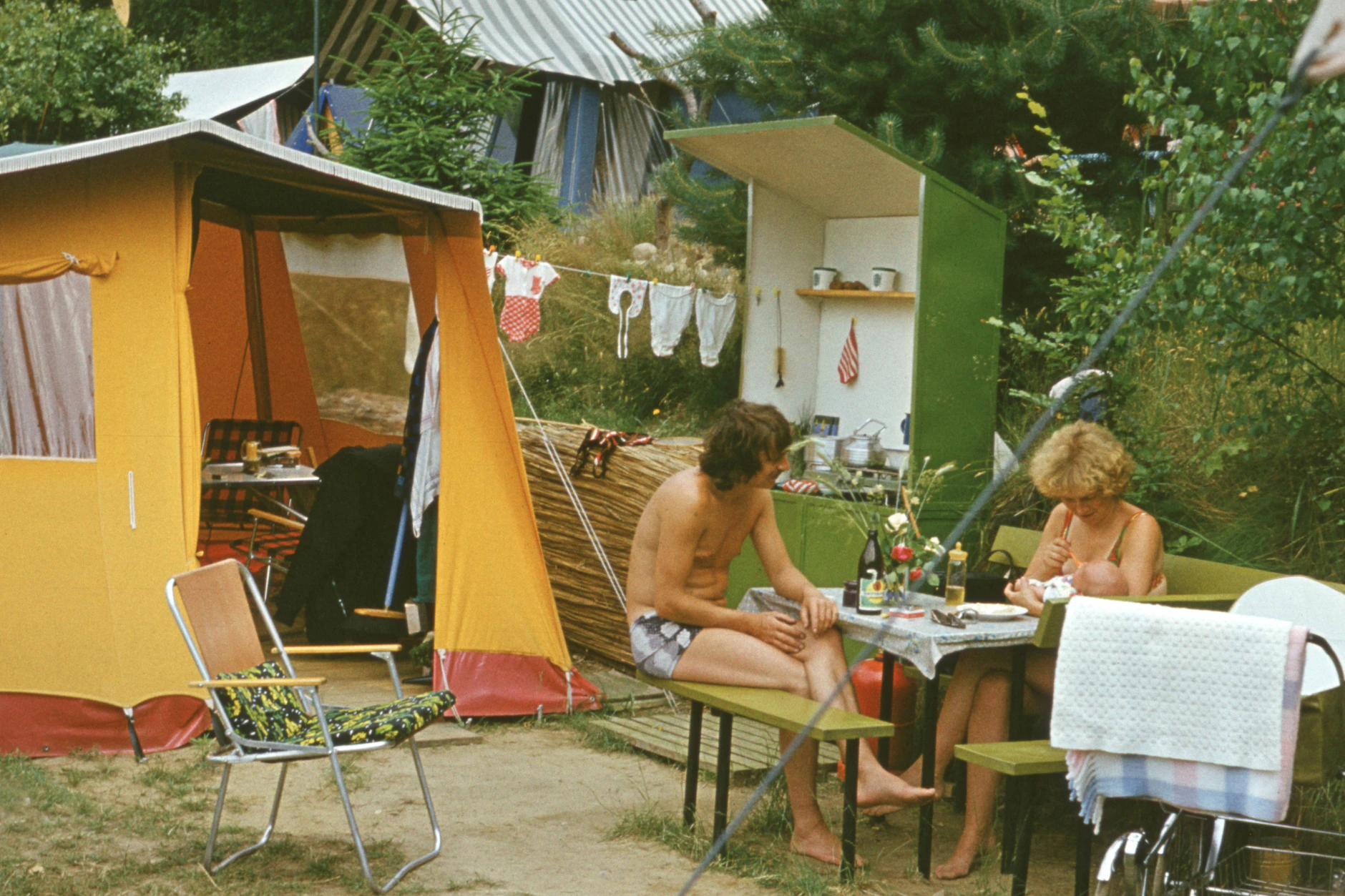 Kochen, Wäsche, Babypflege, alles unter freiem Himmel und in Sichtweite der Nachbarn: Auf den DDR-Zeltplätzen war Privatsphäre eine Frage der Zeltplane.
