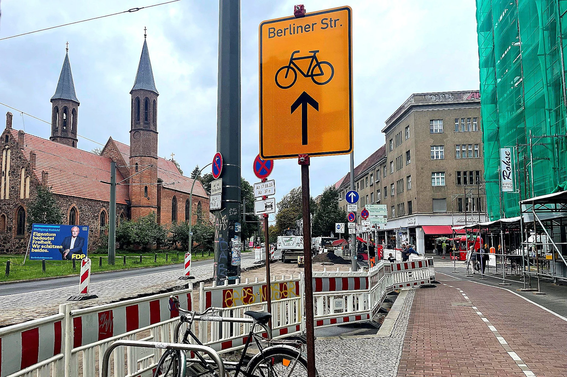 Radfahrer werden in der Breiten Straße in Pankow umgeleitet.