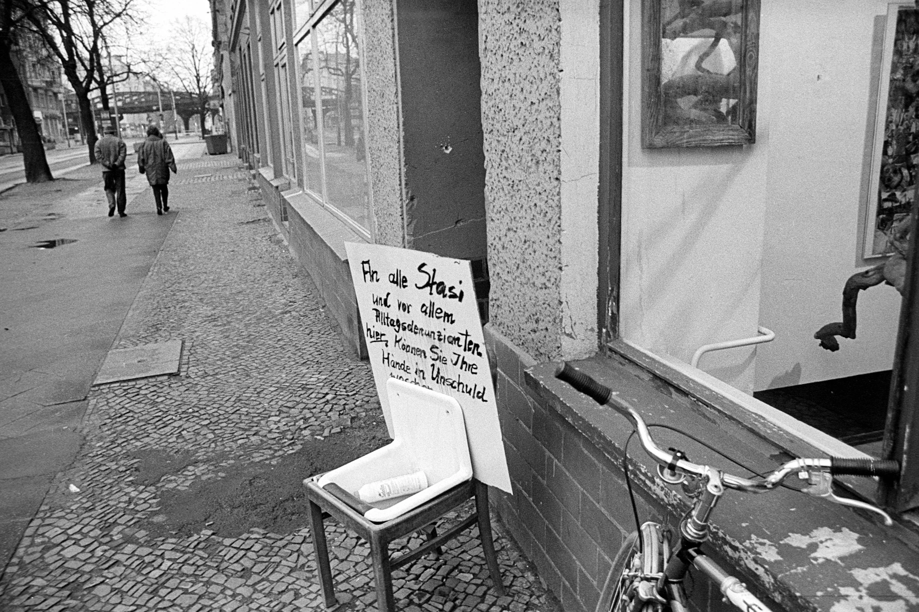 Hände in Unschuld waschen. Kunstinstallation von Reinhard Zabka 1990 in der Galerie am Prater.