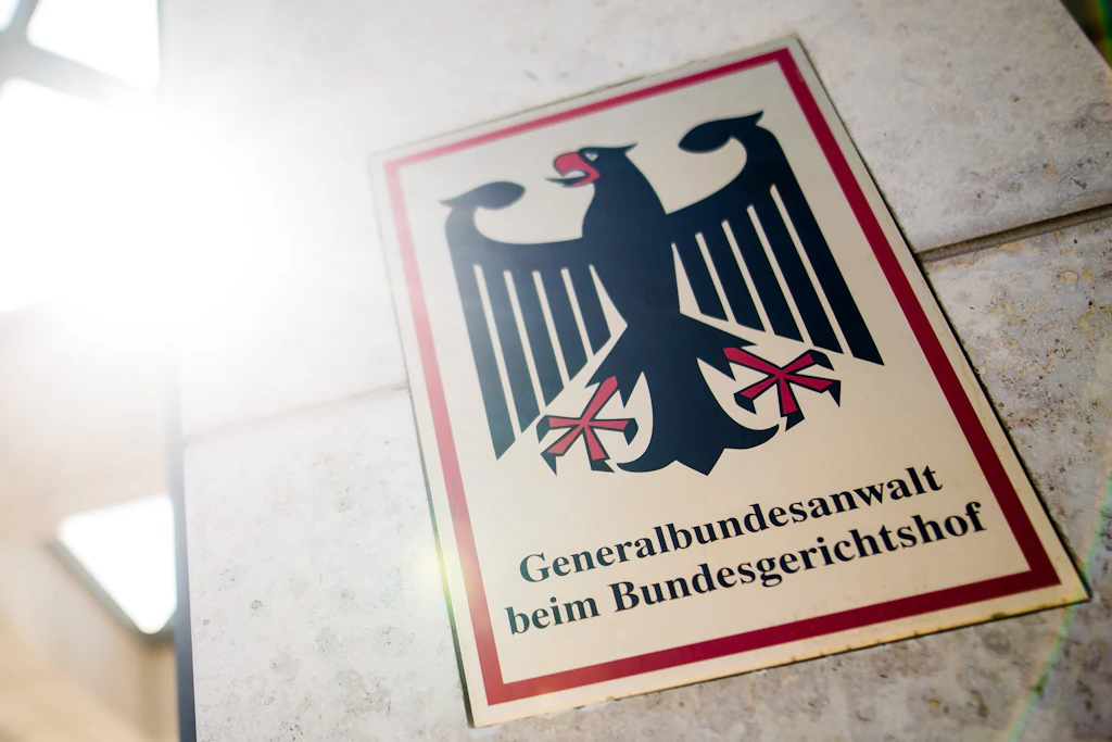Die Bundesanwaltschaft ermittelt gegen einen jungen Mann, der über das Internet Minderjährige in mehreren Ländern zu schwersten Straftaten gedrängt haben soll.