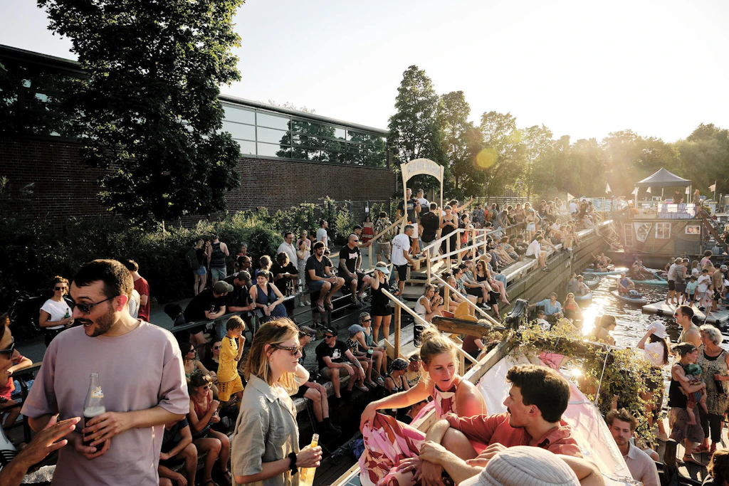 Schwimmende Bühne und bunte Gemeinschaft: Das Nachbarschaftsfest auf der Rummelsburger Bucht lädt zum Feiern, Paddeln und Verweilen ein.