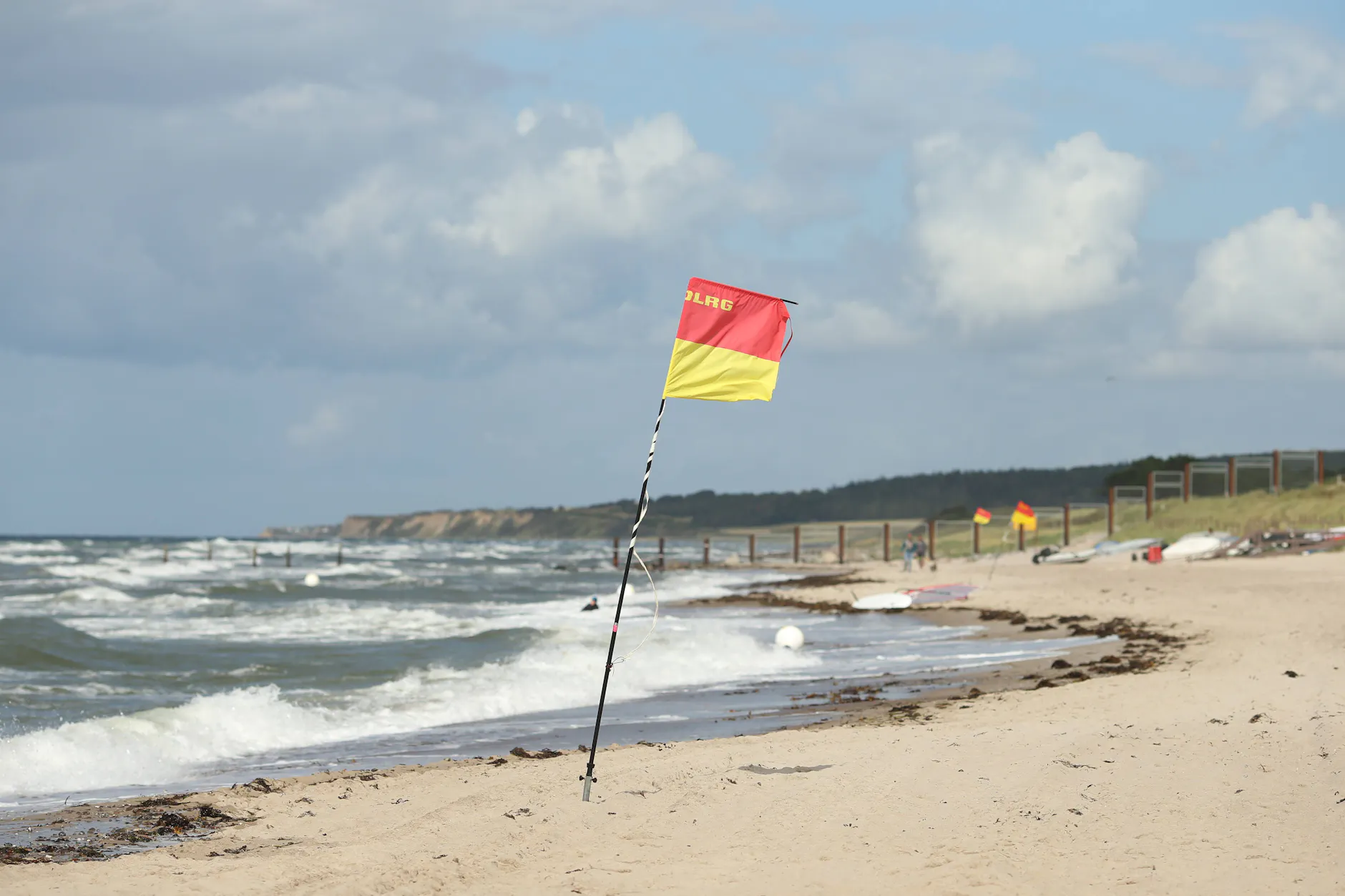 Rot-gelb ist das Signal, das man sehen will: Die Flagge markiert den von Rettungsschwimmern überwachten Badebereich.