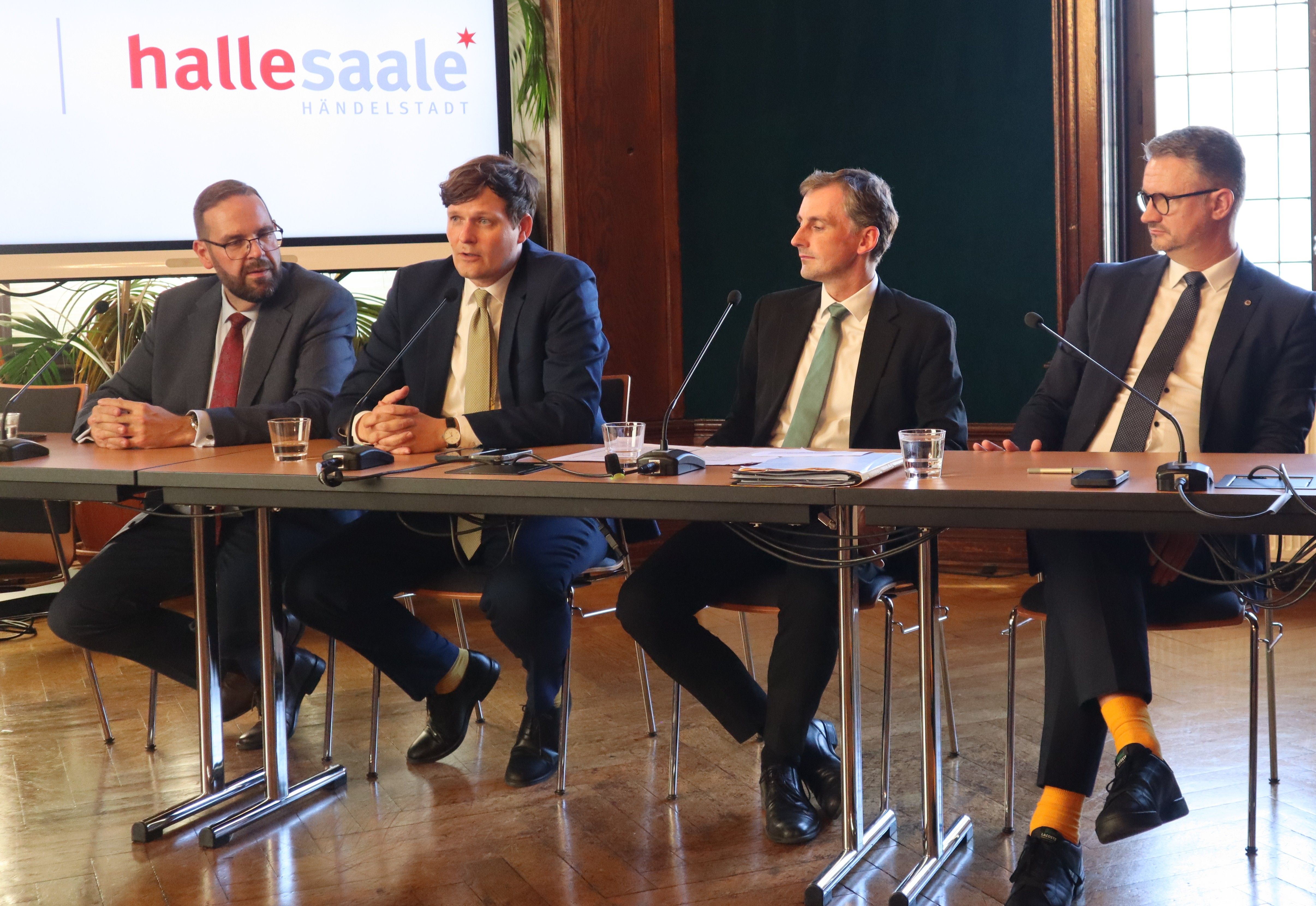 Ein bisschen Stabü-Unterricht: Bildungsminister für mehr Demokratiebildung an Schulen