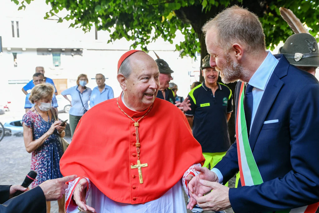 Alessandro Rapinese (rechts) begrüßt im August 2022 den neuen Kardinal Oscar Cantoni in Como. Vier Jahre später verbietet er in der Altstadt das Radfahren. (Archivbild)