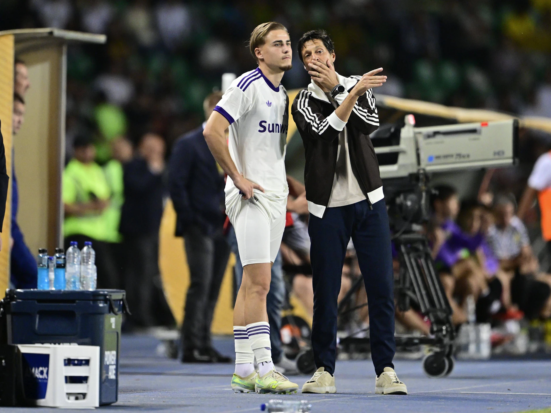 Anderlecht-Coach Bruno Vitor schickt Marten Winkler in der 76. Minute beim Play-off-Hinspiel bei Kairat Almaty aufs Feld.