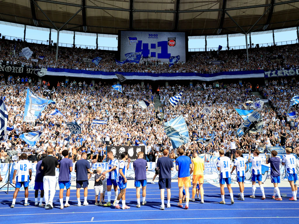 Gute Stimmung bei Hertha BSC: Die Fans in der Ostkurve feierten mit den Spielern vergangenen Sonnabend den 4:1-Heimsieg gegen Bundesliga-Absteiger FC Heidenheim.