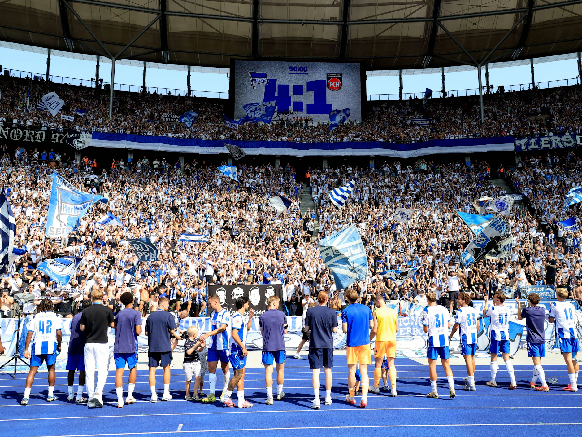 Gute Stimmung bei Hertha BSC: Die Fans in der Ostkurve feierten mit den Spielern vergangenen Sonnabend den 4:1-Heimsieg gegen Bundesliga-Absteiger FC Heidenheim.