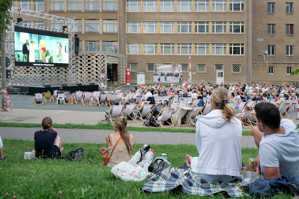 Nur noch vier Abende: Im Hof der Stasi-Zentrale läuft DDR-Kino, der Eintritt kostet nichts