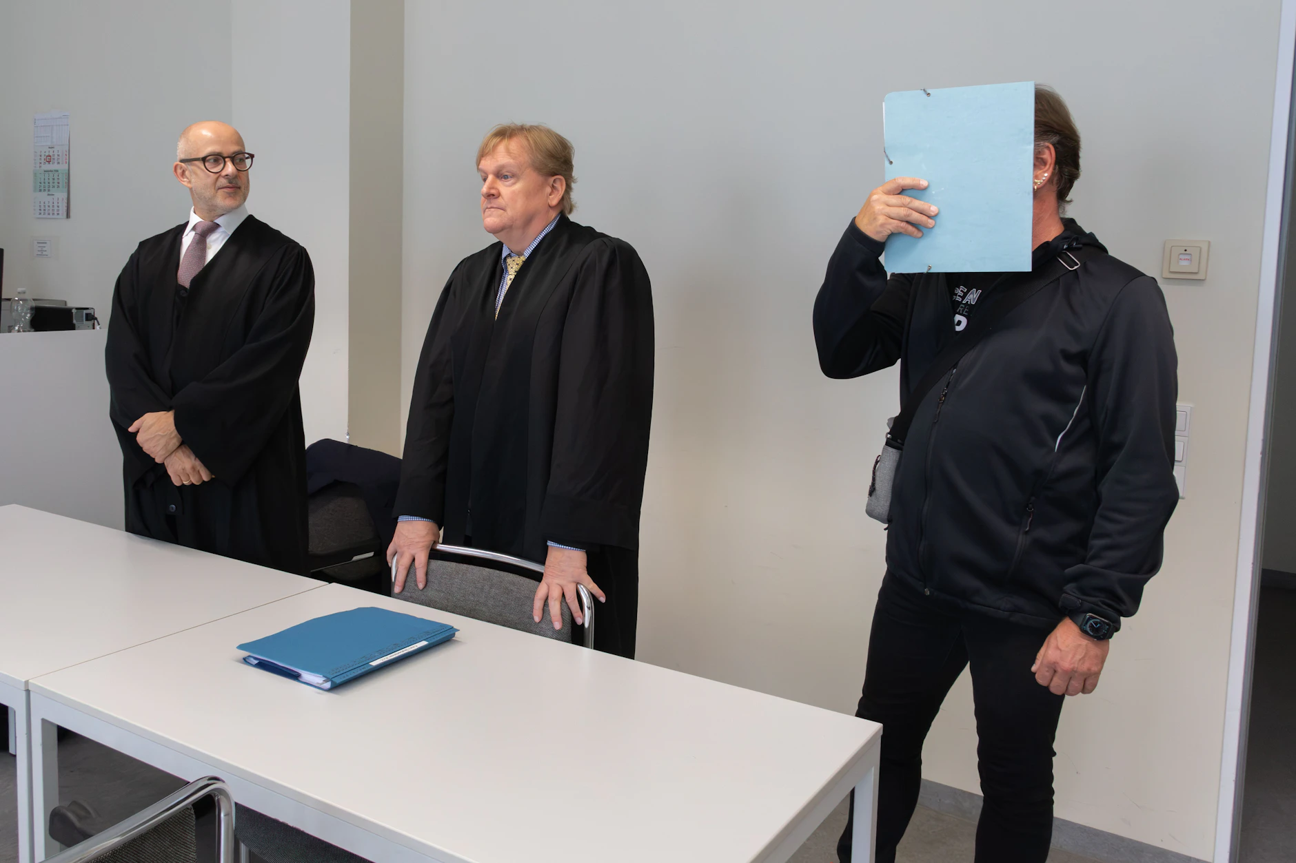 Wegen Verjährung sind von den ursprünglich 16 Anklagepunkten 13 eingestellt worden.