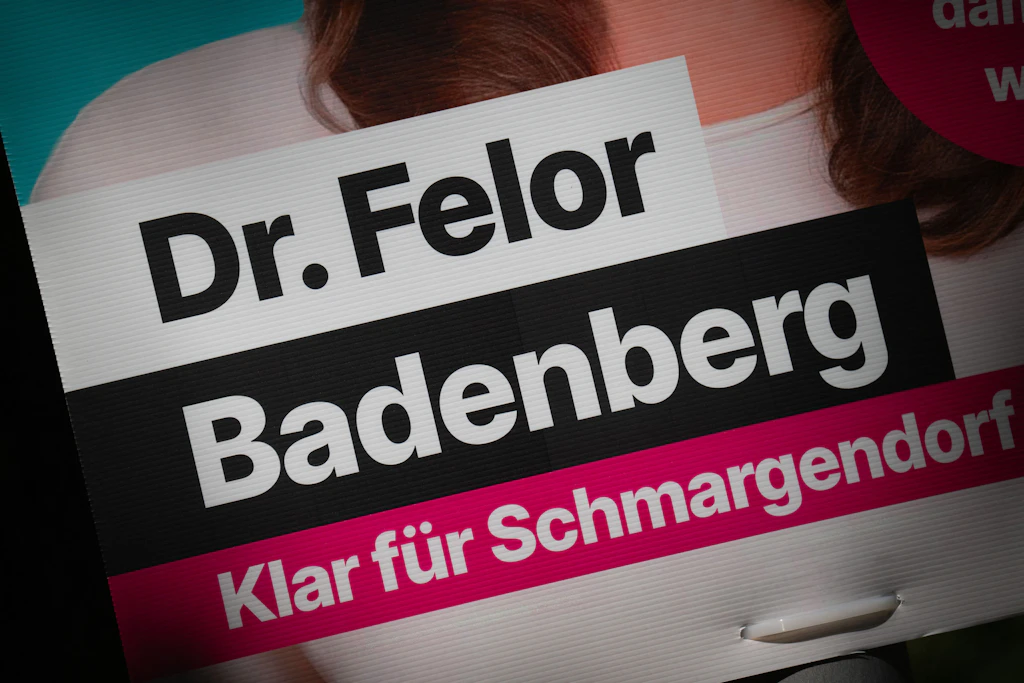 Ein Wahlplakat von Felor Badenberg (CDU). Sie kandidiert auf Platz 1 der CDU-Liste in Charlottenburg-Wilmersdorf.