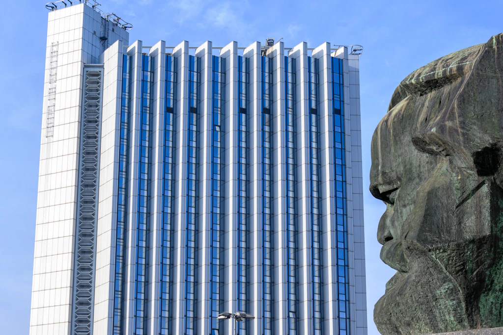 Das markante Congress-Hotel ragt im Zentrum von Chemnitz neben dem Karl-Marx-Monument in die Höhe. Das knapp 97 Meter hohe Hotel prägt das Stadtbild seit 1974. Seit Jahresbeginn steht es leer.
