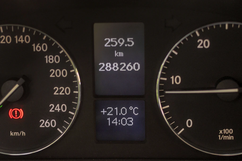Wie viele Kilometer stehen auf Ihrem Tacho? Das will das Kraftfahrt-Bundesamt aktuell wissen.