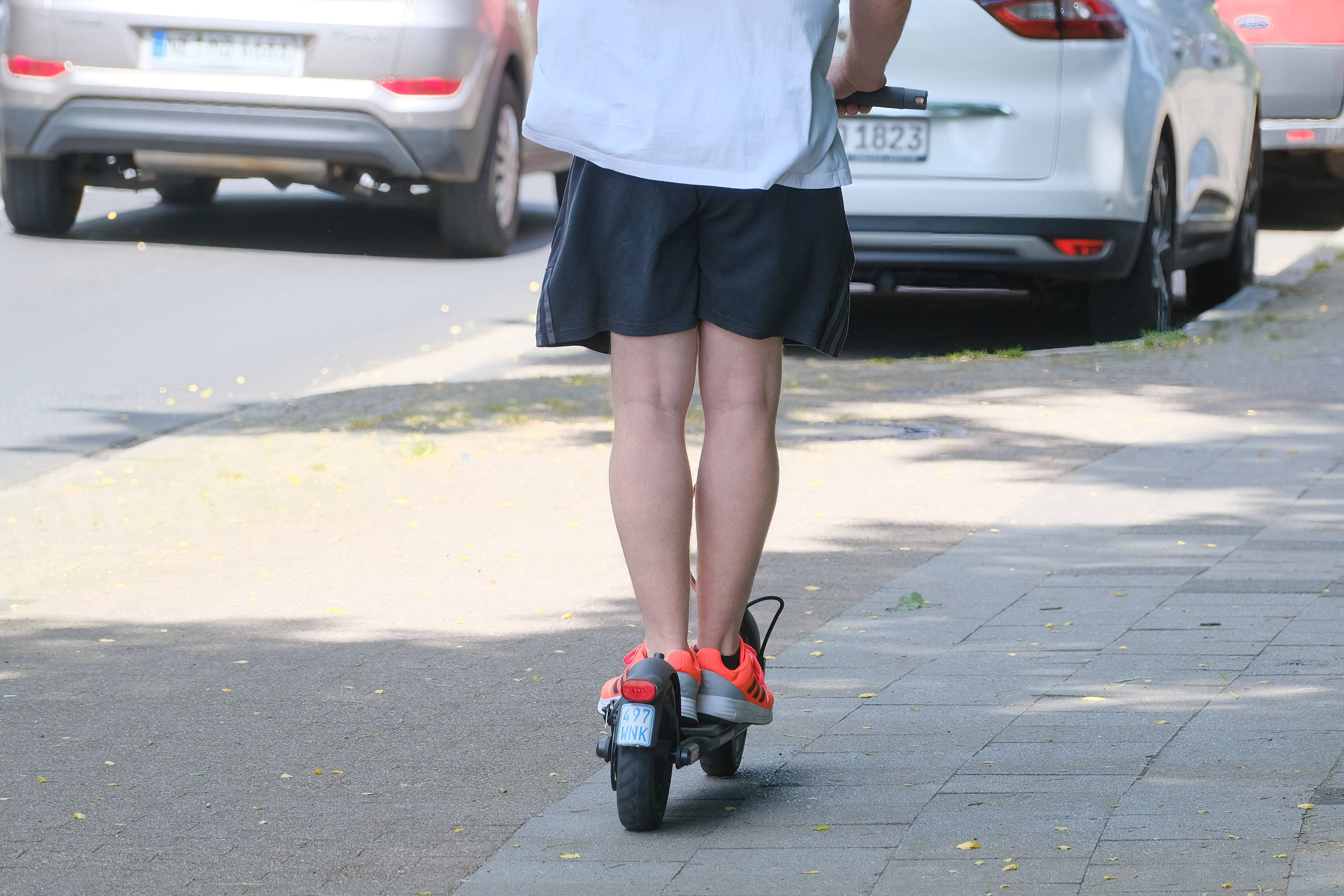 Turbo-Roller-Rambo (14) flüchtet vor der Polizei – und fährt Beamtin über den Fuß