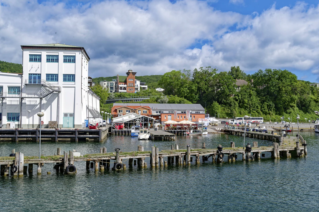 Der Stadthafen in Sassnitz auf Rügen. Drei Seemeilen weiter drohten die sechs Menschen, zu kentern.
