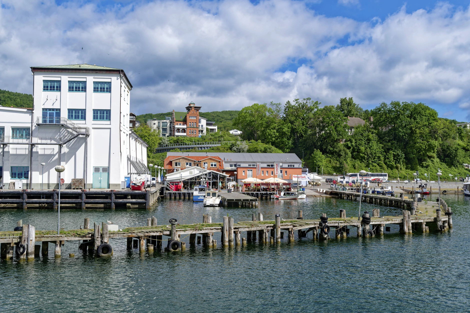 Der Stadthafen in Sassnitz auf Rügen. Drei Seemeilen weiter drohten die sechs Menschen, zu kentern.