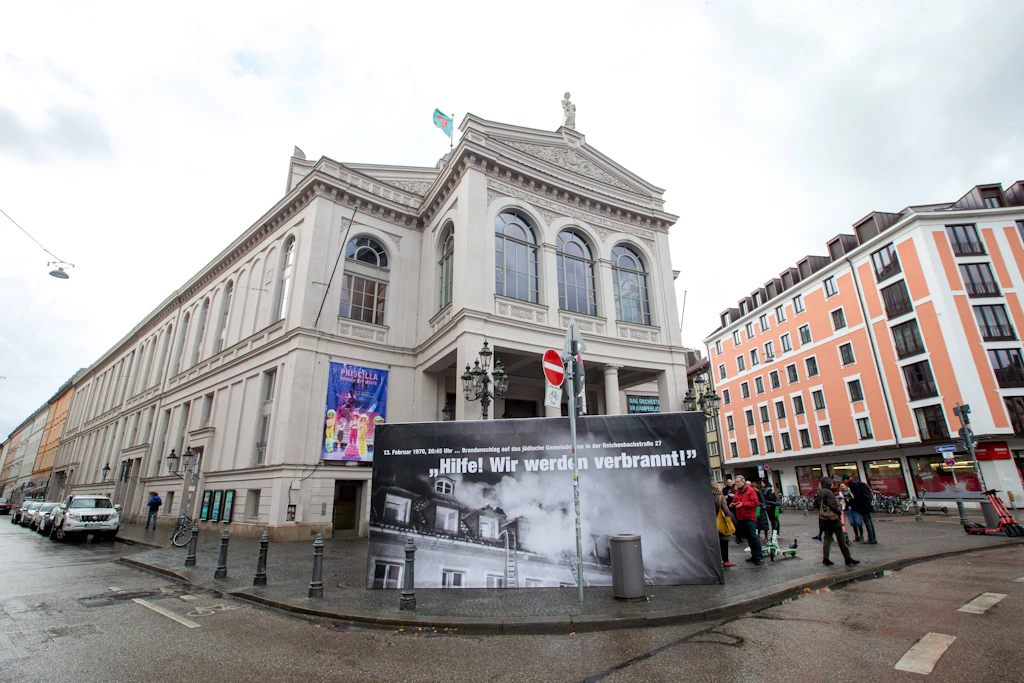 Ein Erinnerungscontainer vor dem Gärtnerplatztheater in München erinnerte im Februar 2020 an die sieben Todesopfer des Anschlags.