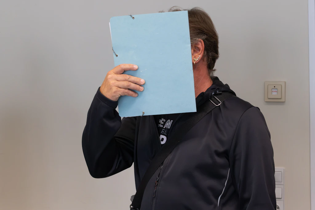 Der Angeklagte Peter K. (58) wird zu einer Bewährungsstrafe von 14 Monaten verurteilt und muss 15.000 Euro zahlen.