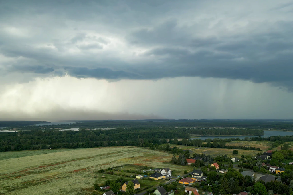 Eine Gewitterfront zieht mit sichtbaren Regenschleiern über Brandenburg. Der Deutsche Wetterdienst erwartet am Donnerstagnachmittag im Norden des Landes örtlich 15 Liter Regen pro Quadratmeter in kurzer Zeit. (Symbolbild)