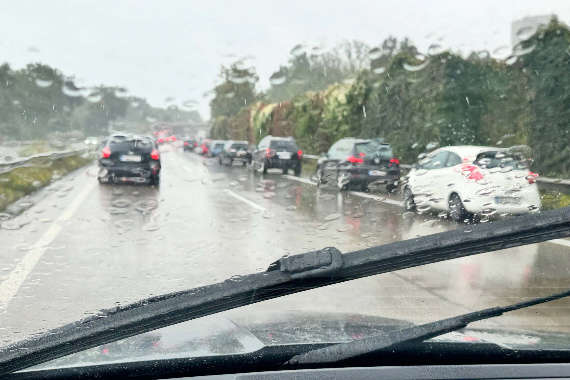 Wenn es so schüttet, wird aus Wetter ein Wasserproblem: Nach heftigen Regenfällen kann die Kanalisation an ihre Grenzen kommen und verunreinigtes Wasser landet im Meer.