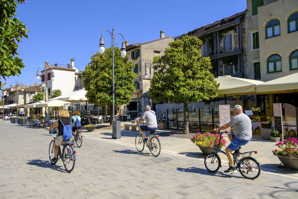 Radeln zwischen Cafétischen: Genau solche Szenen will Comos Bürgermeister aus der Altstadt verbannen. (Symbolbild)