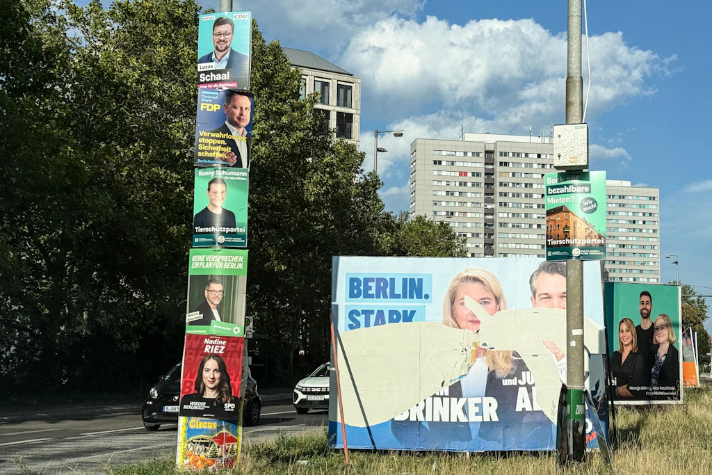 Die Parteien versprechen auf ihren Wahlplakaten, hier an der Leipziger Straße, viel. Doch was wollen die Berliner überhaupt?