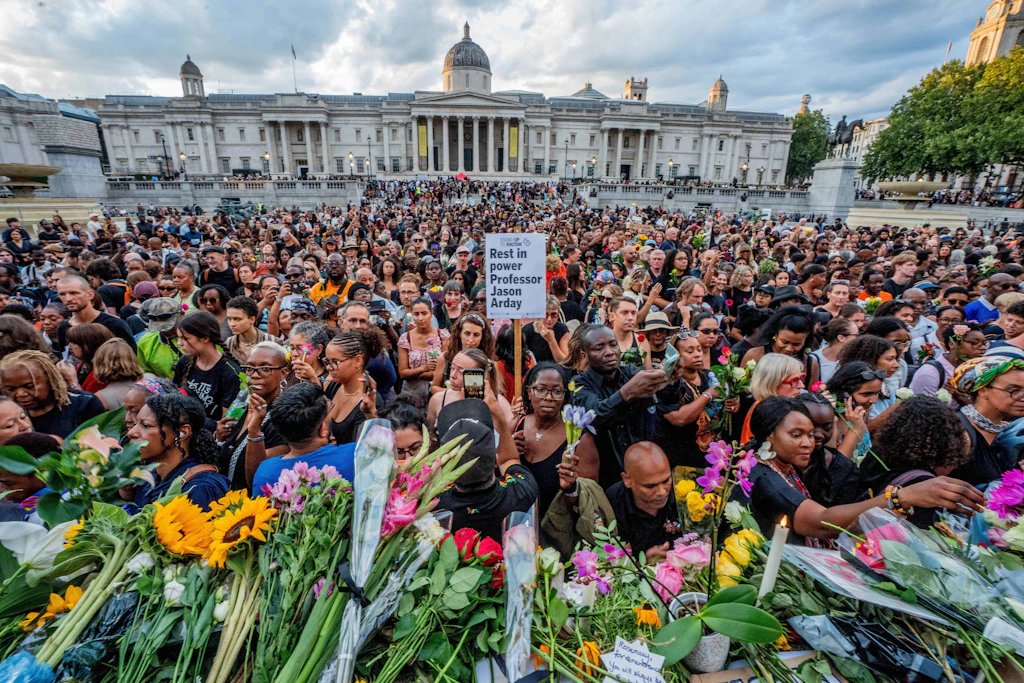 Tausende Menschen gedachten am 17. August auf dem Trafalgar Square in London Jason Arday und legten Blumen an der Nelsonsäule nieder. Teilnehmer warfen der Presse eine rassistisch motivierte Kampagne gegen den Professor vor.