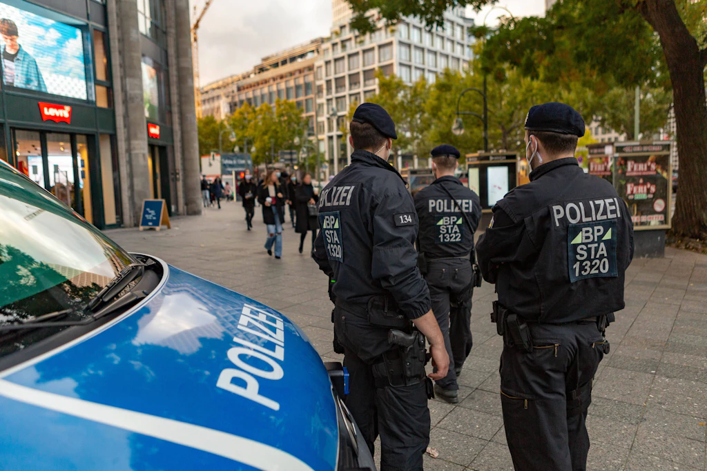 Die Gewerkschaft der Polizei Berlin regt sich aktuell tierisch über den Senat auf. Es geht um Besoldungsleistungen.