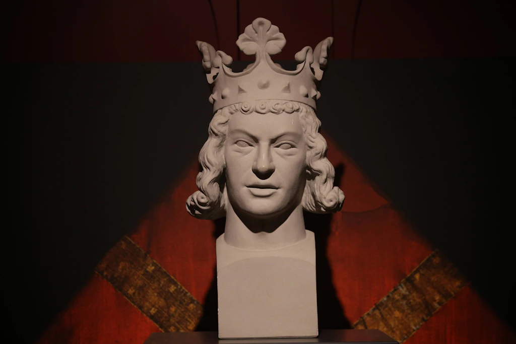 Otto der Große war ab 936 König des Ostfrankenreichs und ab 962 der erste Kaiser des Heiligen Römischen Reiches. Er starb am 7. Mai 973 und wurde in Magdeburg bestattet.