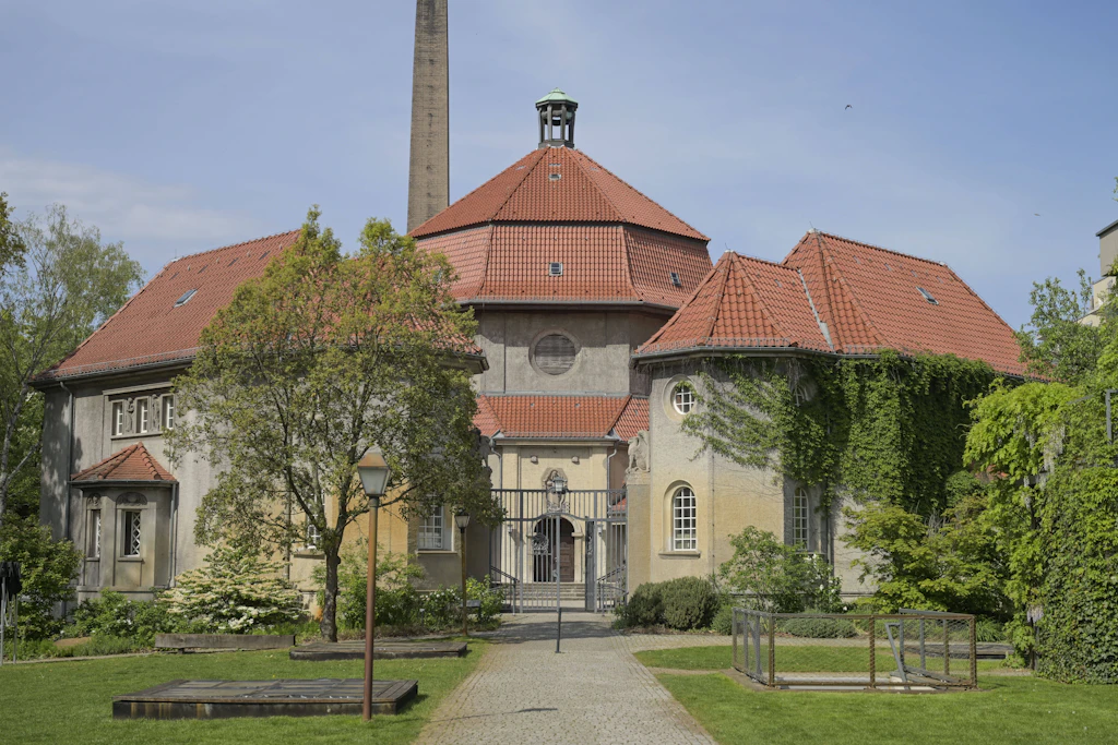 Ein Treffpunkt für Kunst, Musik und Kiezgeschichte: Das Silent Green im Wedding feiert den Sommer auf dem gesamten Gelände.