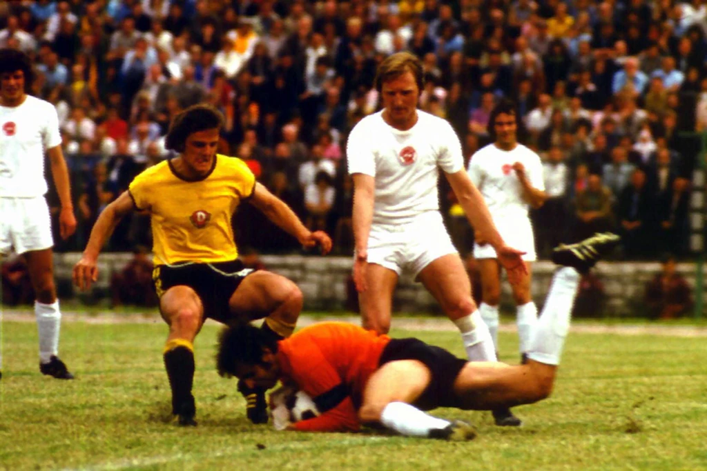 Torwart Jürgen Croy (BSG Sachsenring Zwickau) kann im Pokalfinale 1975 gegen Dynamo Dresden im  letzten Moment vor Peter Kotte klären.