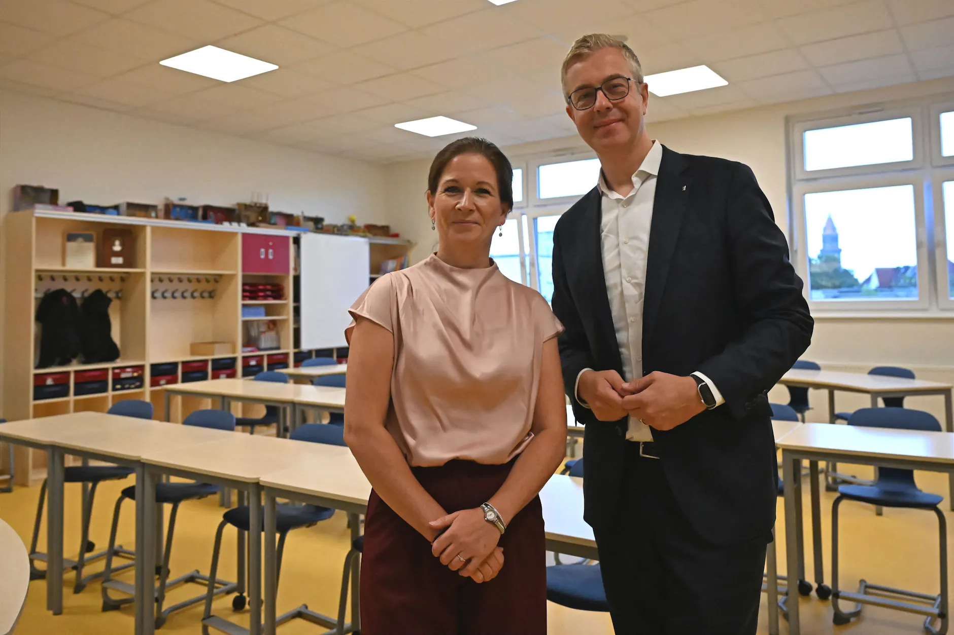 Berlins Bildungssenatorin Katharina Günther-Wünsch (CDU) und CDU-Spitzenkandidat Stefan Evers stehen in einem Klassenraum der Internationalen Schule Berlin.